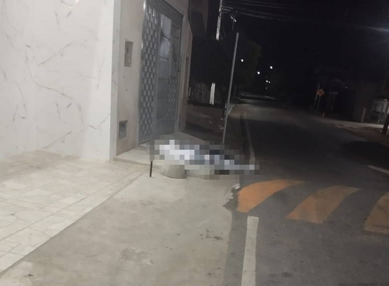 Homem é assassinado com golpes de faca durante a madrugada deste sábado (03), em cidade do Sertão; veja vídeo