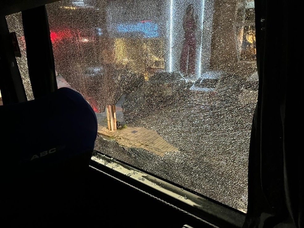 Torcedores do São Paulo quebram vidro de ônibus do Palmeiras; polícia dispara tiros de borracha