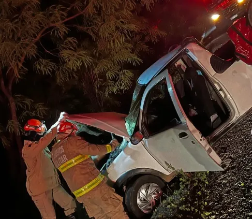Colisão entre dois carros deixa três pessoas feridas próximo a Riacho dos Cavalos