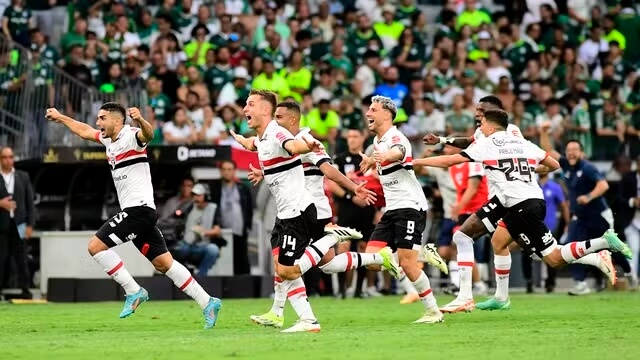 Rafael pega dois pênaltis, São Paulo vence o Palmeiras e é campeão da Supercopa Rei