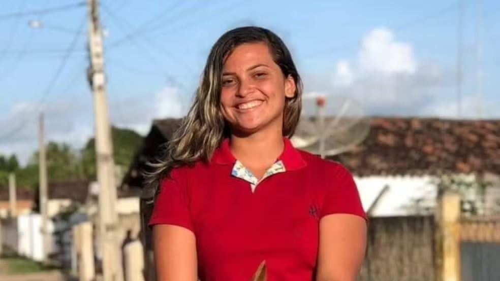 Jovem é morta a tiros em praça pública enquanto conversava com homem, na Paraíba