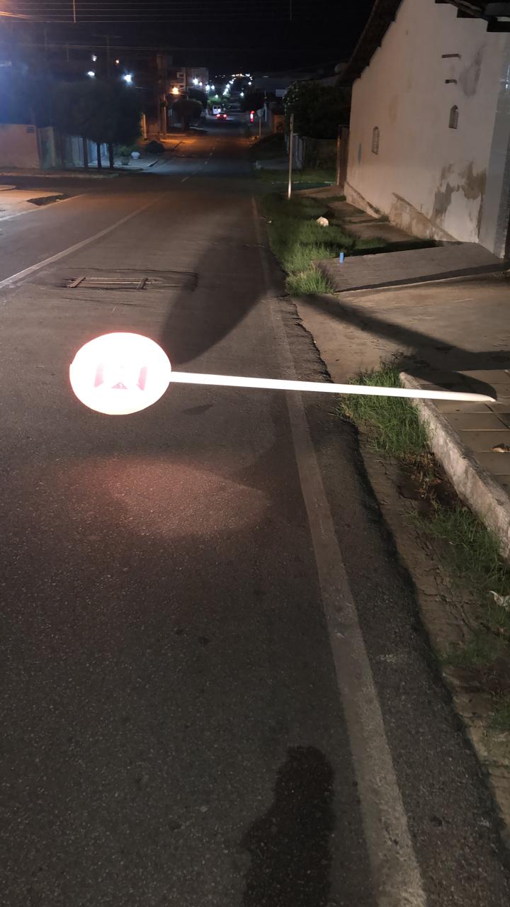 Vandalismo em Patos: placas de sinalização e lixeiras são danificadas, e lixo é espalhado pelas ruas do bairro Santo Antônio