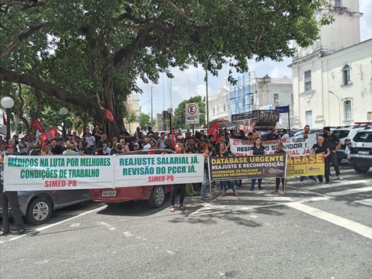 Servidores Públicos da Paraíba realizam manifestação por reajuste salarial e valorização; greve geral não é descartada pela categoria