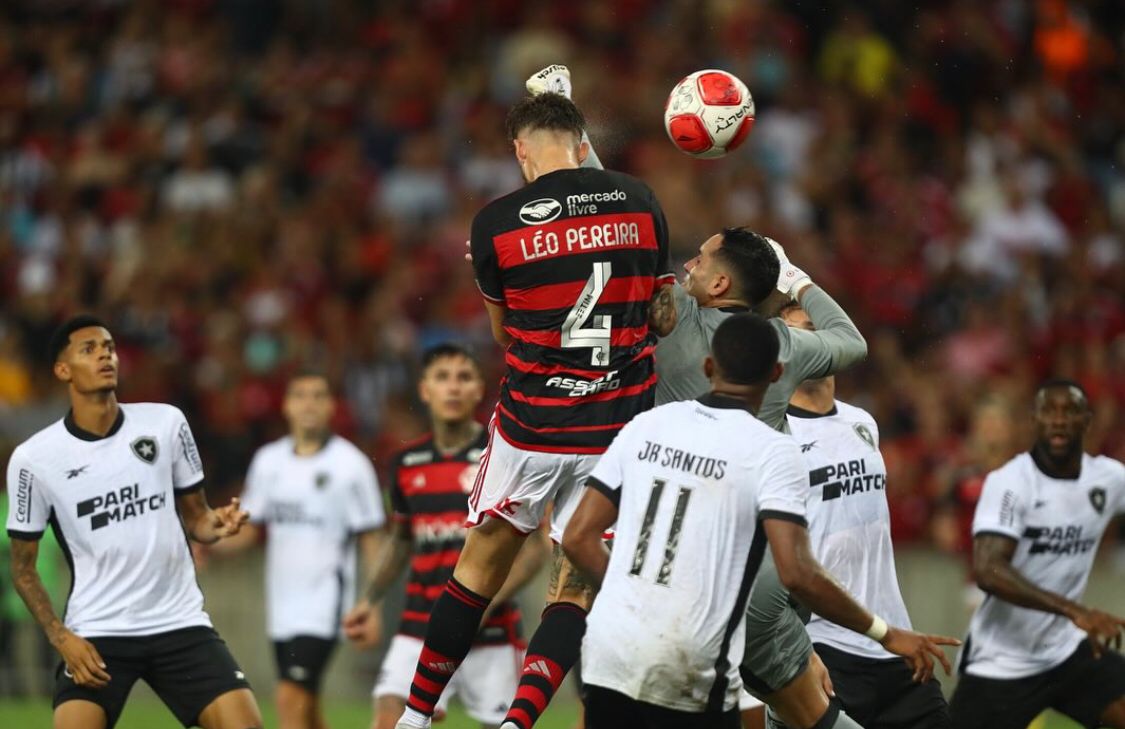 Com gol de Léo Pereira, Flamengo vence Botafogo nos acréscimos e segue invicto no Carioca