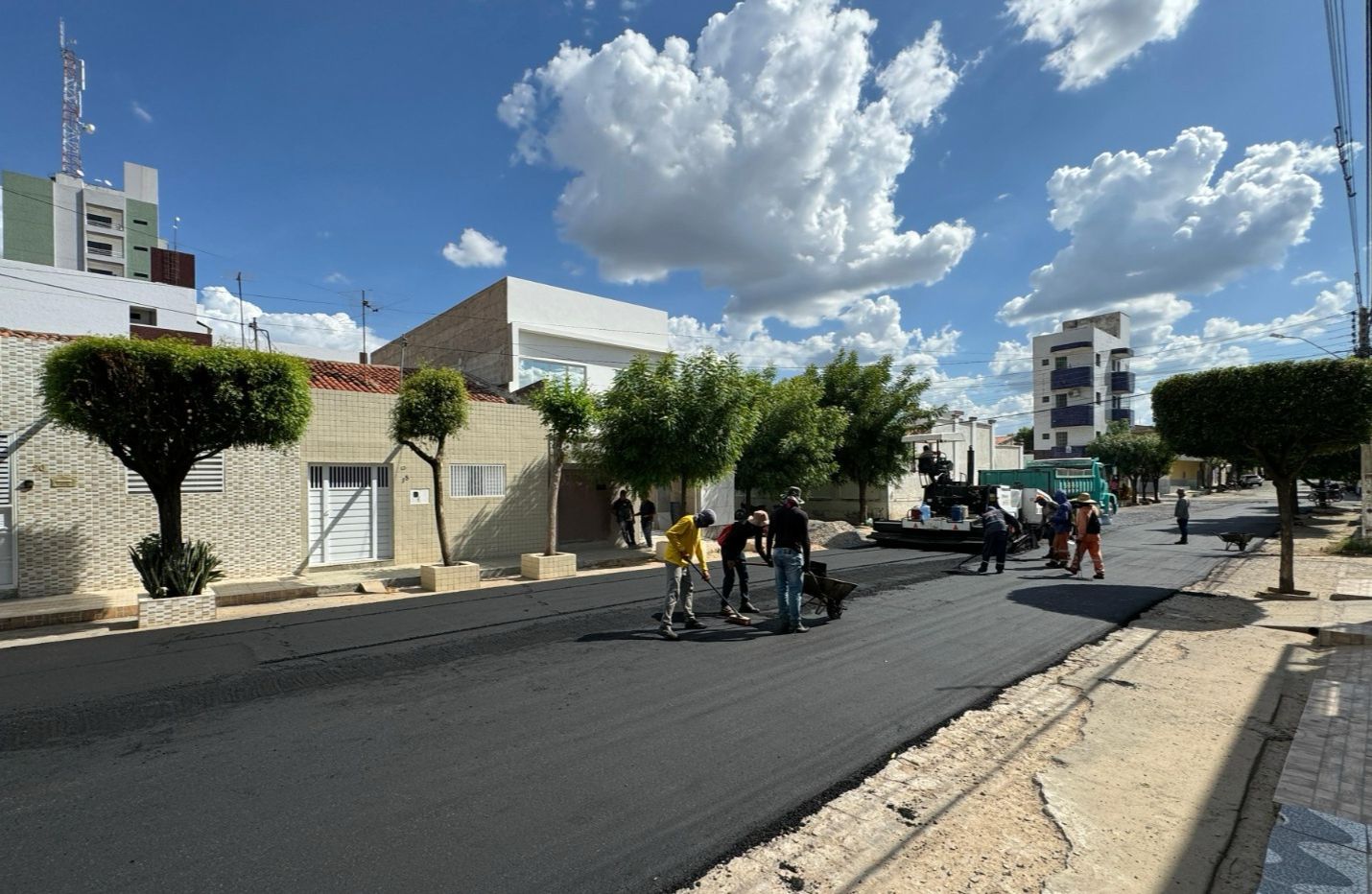 Programa de pavimentação asfáltica beneficia importantes ruas de fluidez do trânsito no bairro Belo Horizonte em Patos