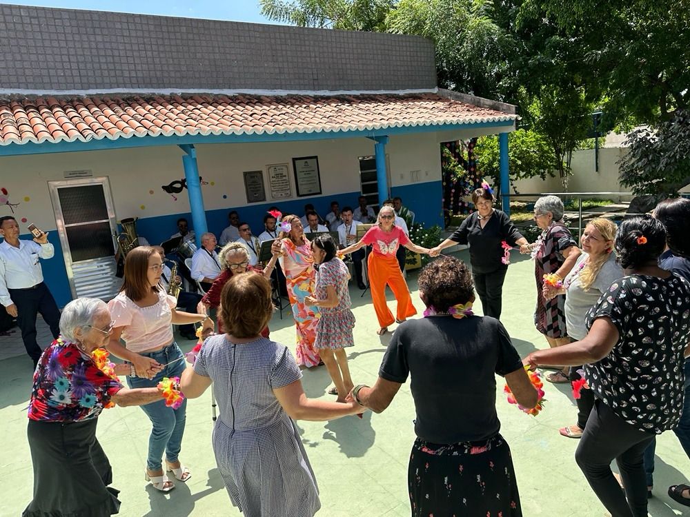 Idosos do Centro Dia do Idoso participam de Festa de Carnaval