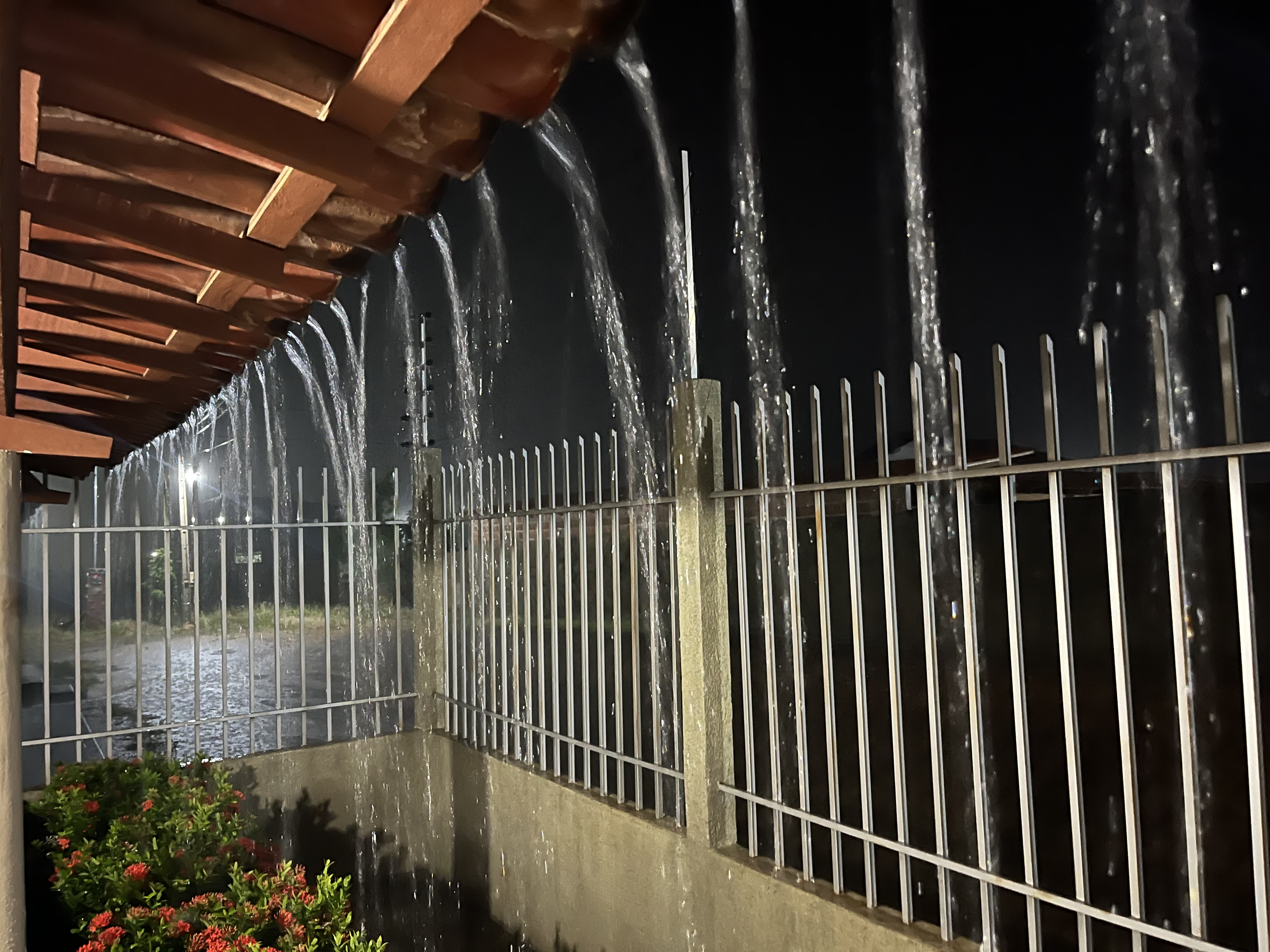 Chove forte na noite desta sexta-feira de carnaval (09) em cidades da região de Patos; veja vídeo