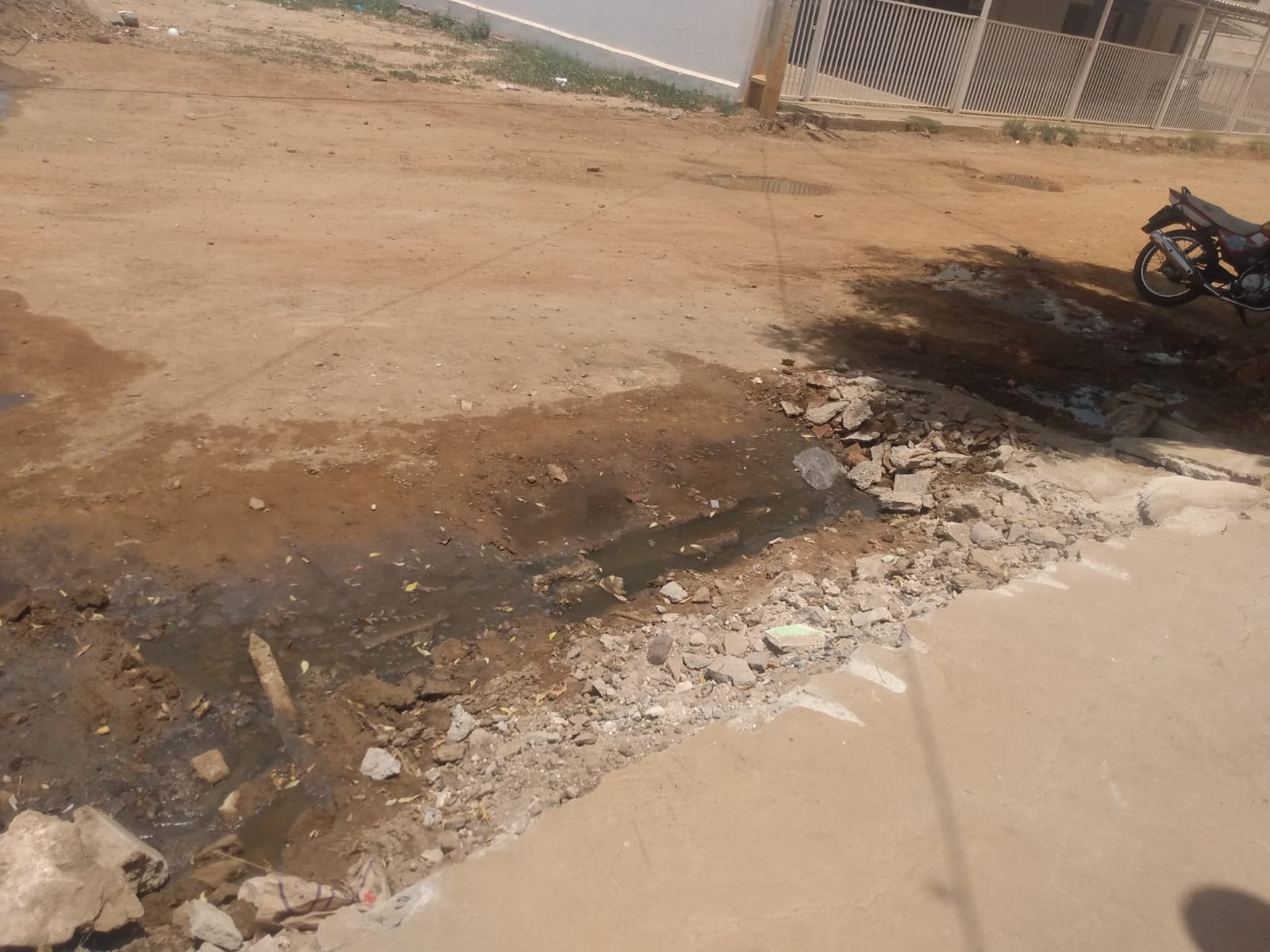 Comunidade no bairro São Sebastião pede providências após danos em galerias durante obra de pavimentação; prefeitura responde