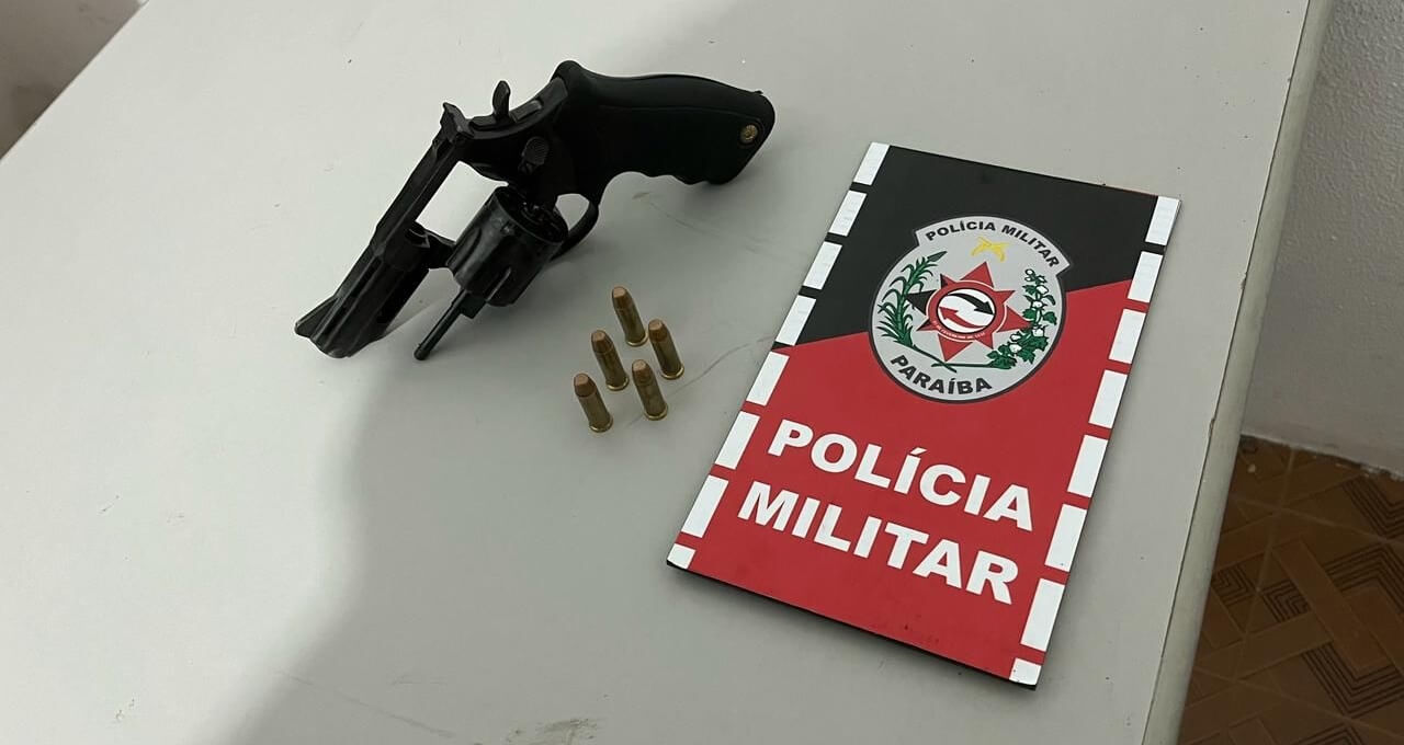 Operação Carnaval: policiais do ROTAM prendem homem por porte ilegal de arma de fogo no bairro São Sebastião, em Patos