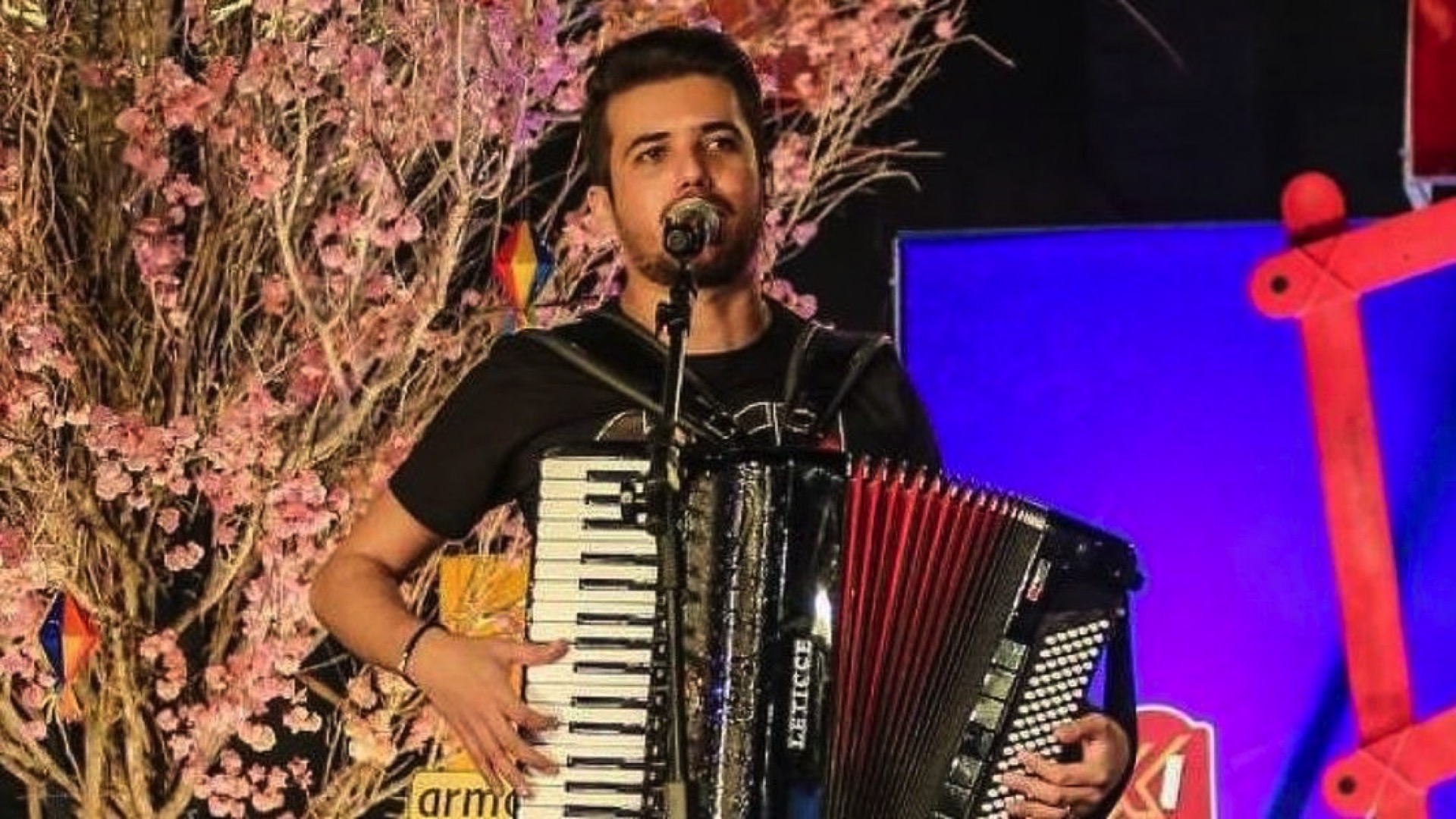 “Não me ameace não, seu palhaço”: Luan Estilizado se irrita com homem na plateia durante show de Carnaval em Coremas; veja vídeo