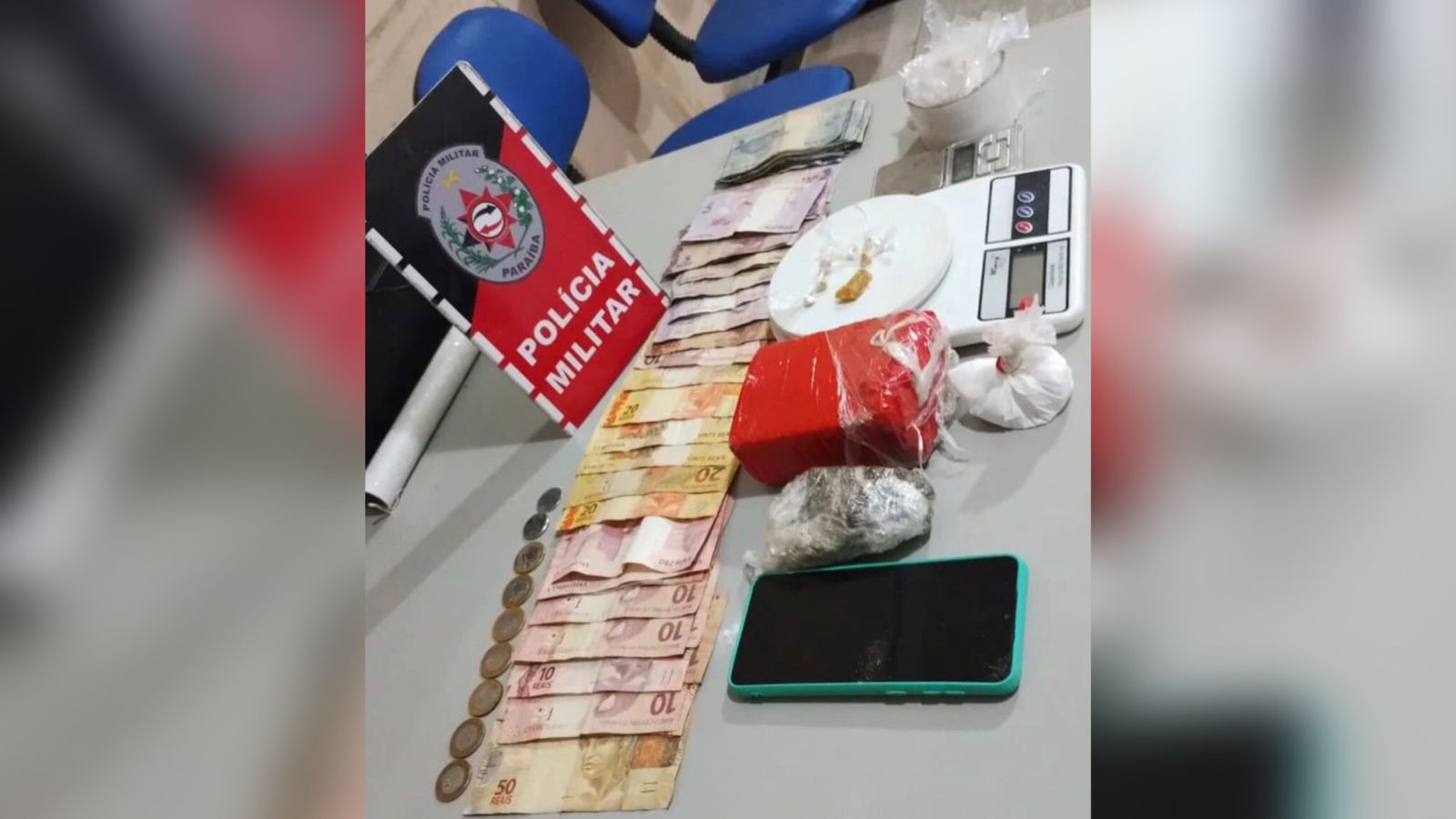 Polícia Militar desarticula ponto de tráfico de drogas e prende mulher em flagrante, em Itaporanga