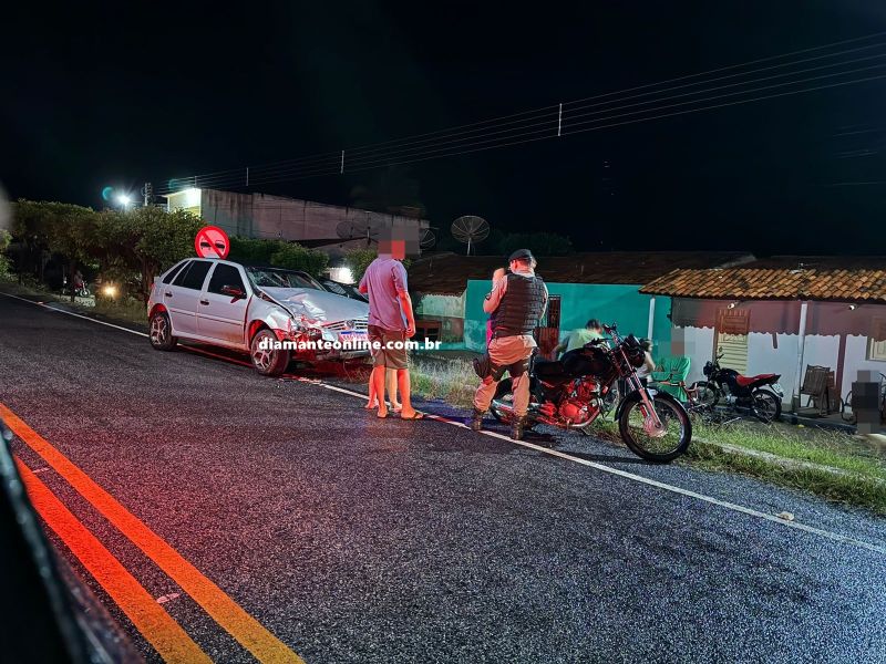 Três pessoas ficam feridas em colisão entre carro e motocicleta na noite desta terça-feira (13), em Ibiara-PB