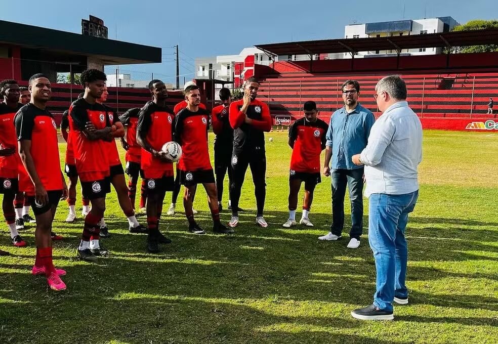 Elenco do Campinense volta a treinar após um dia de paralisação por salários atrasados