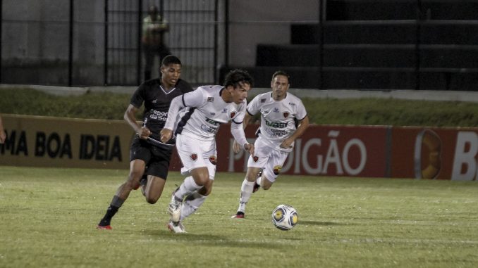 Jogo entre ABC x Botafogo-PB é interrompido após problema em iluminação do estádio e segundo tempo será disputado hoje