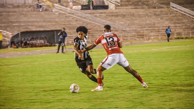 Treze sai na frente, mas toma empate do CRB pela Copa do Nordeste, em mais um jogo com polêmicas de arbitragem