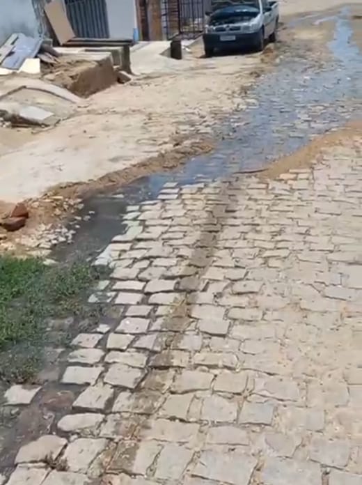 Em vídeo, moradora do Bivar Olinto cobra conserto de galeria estourada e Prefeitura de Patos responde