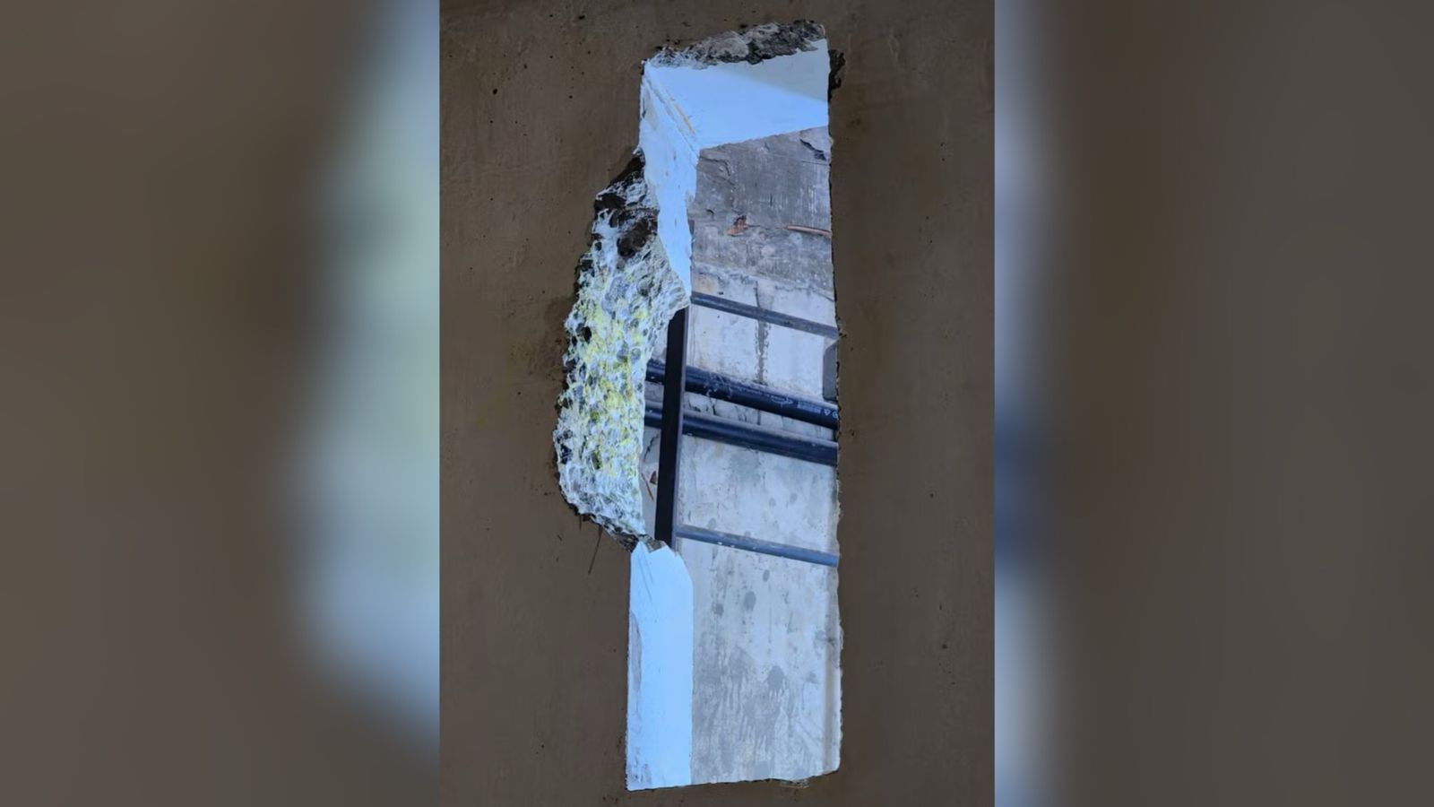 Foto mostra buraco na parede da cela do presídio de Mossoró onde dois presos fugiram; confira