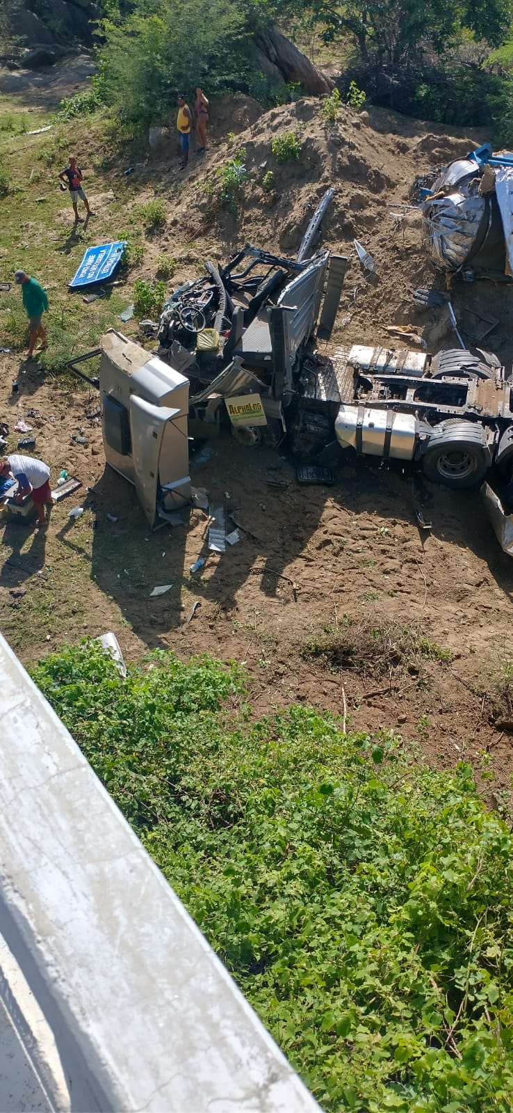Caminhão-tanque fica completamente destruído após tombar na PB-238, entre Desterro e Taperoá