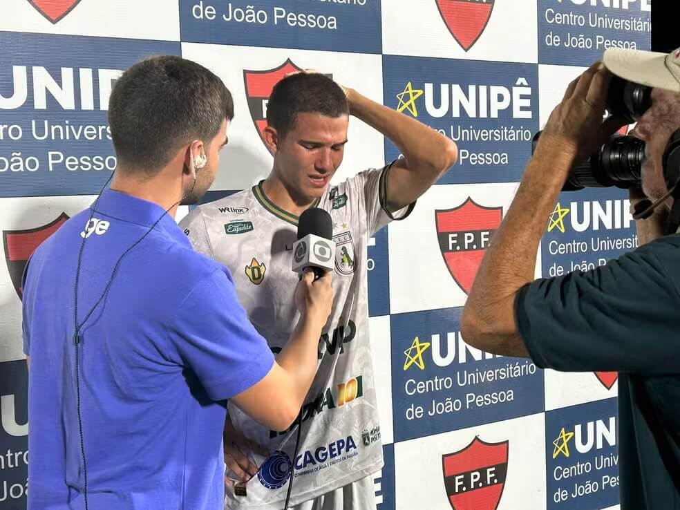 Jovem jogador do Sousa chora ao marcar primeiro gol e homenageia a mãe: 
