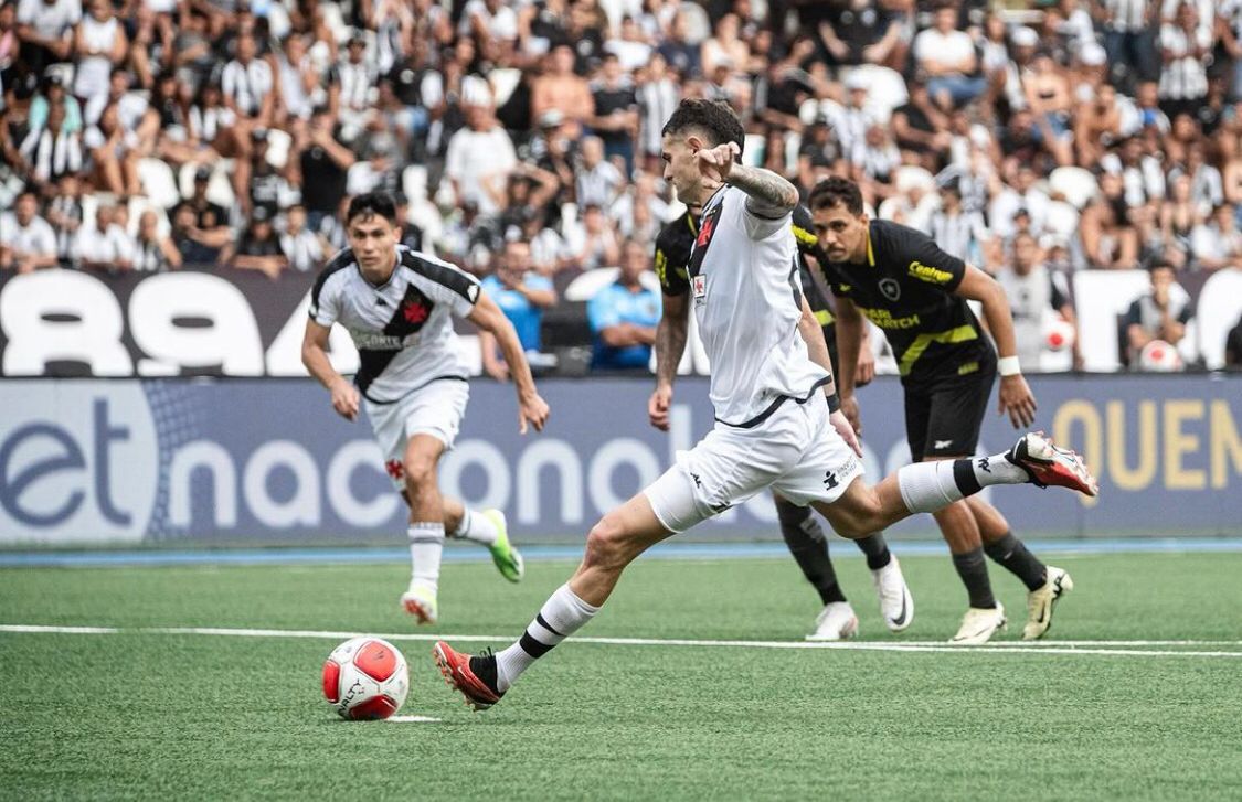 Vegetti desencanta, Vasco vence Botafogo de virada em clássico, volta ao G-4 do Carioca e deixa rival em situação delicada