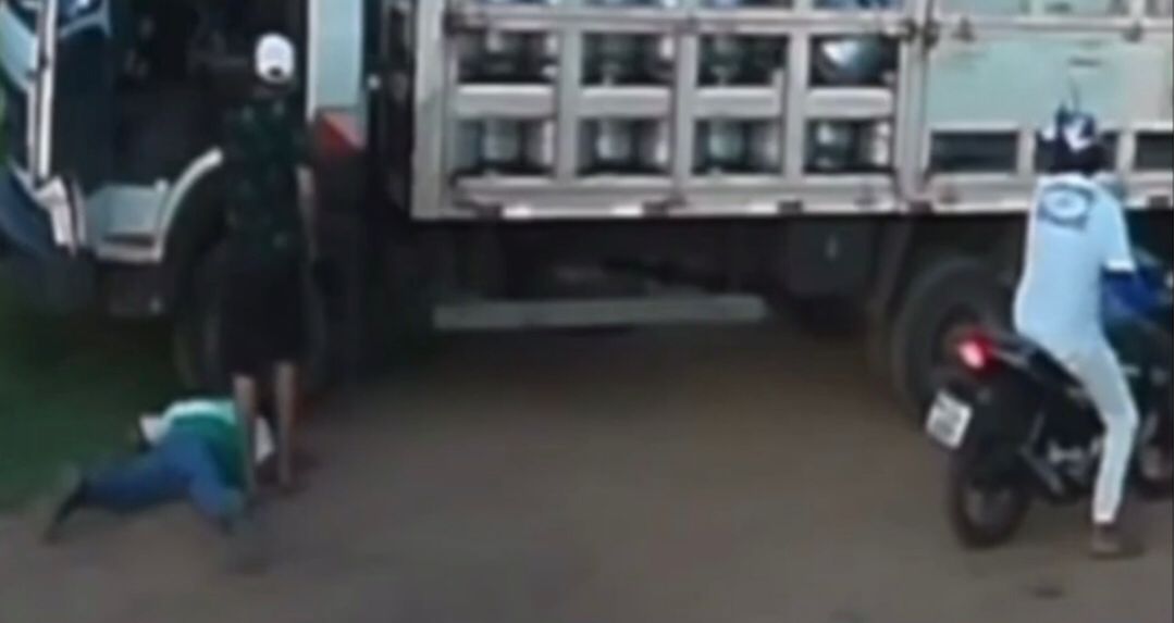 Dupla armada rende funcionários em frente à distribuidora de gás e pratica assalto, em Sousa; veja vídeo