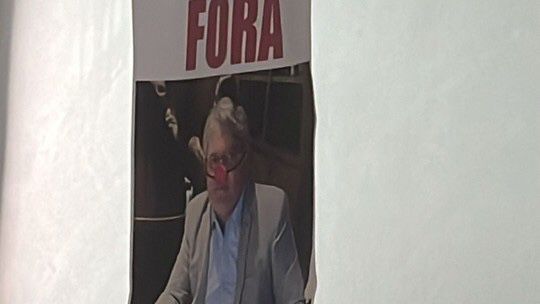 Organizada do Campinense protesta dentro do CT e pede saída do presidente Lênin Correia