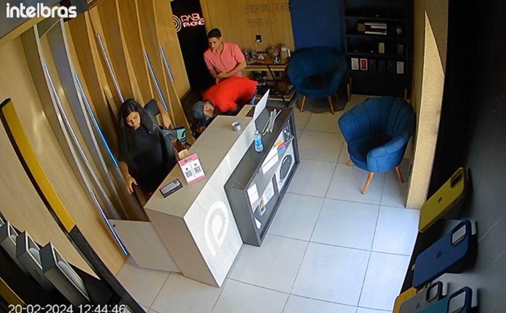 Loja de iPhones é alvo de assalto no início da tarde desta terça-feira (20) em Patos; veja vídeo