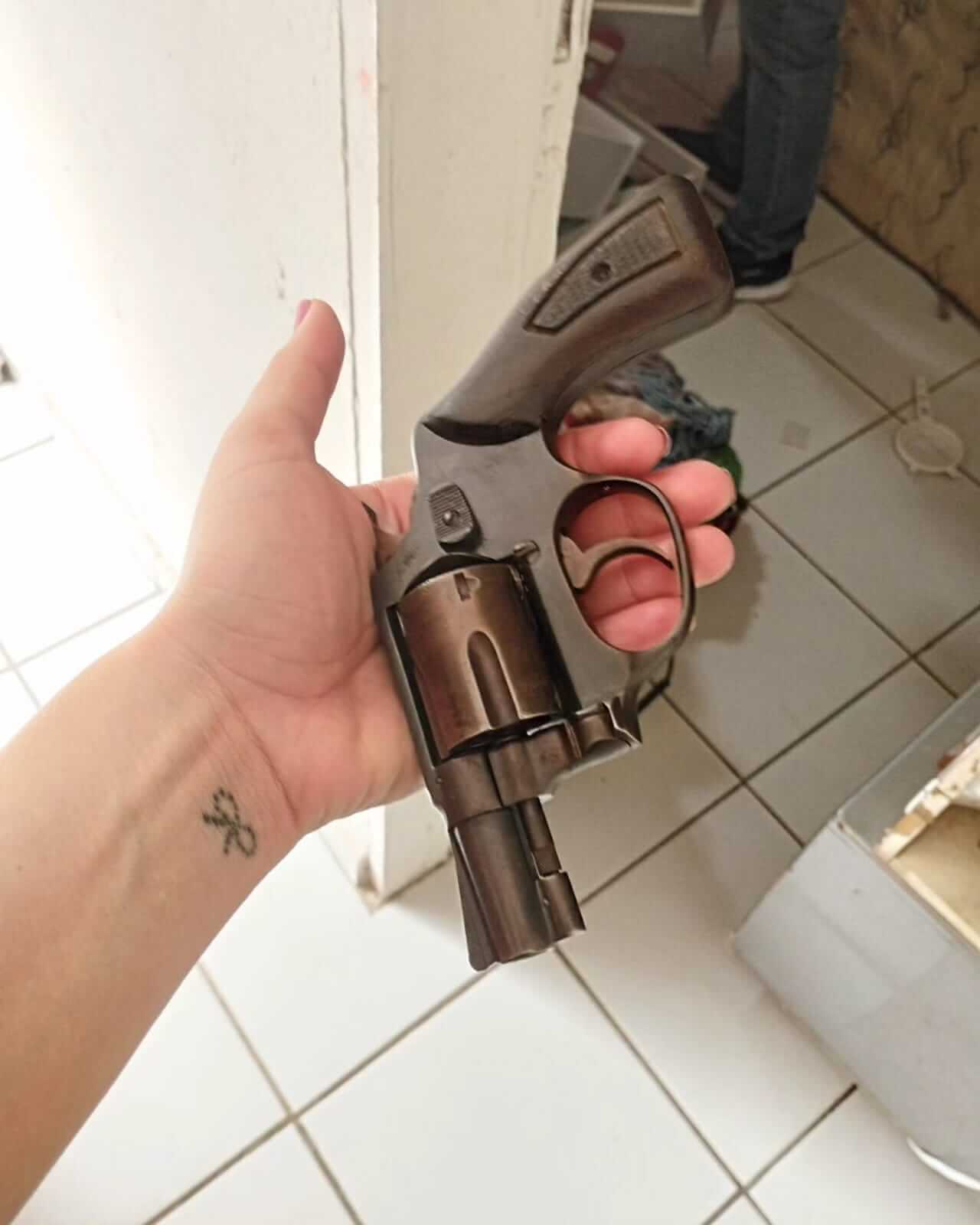 Ação da DRF resulta na apreensão de drogas, armas, veículo e prisão de suspeito no bairro Salgadinho, em Patos