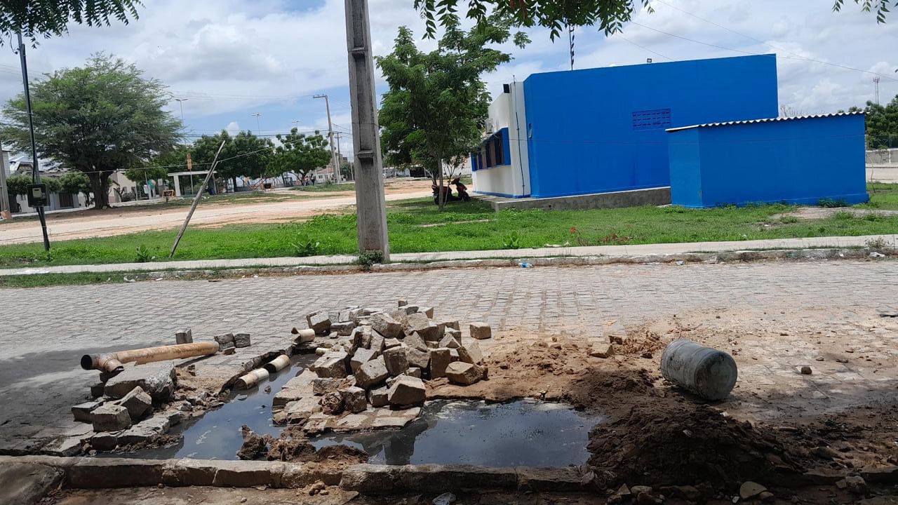 Moradores do Bairro do Morro, em Patos, cobram solução para galeria estourada que está causando transtornos