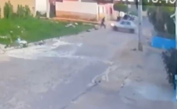 Mulher é atropelada por carro desgovernado e sem motorista que desceu ladeira, em Cajazeiras; veja vídeo