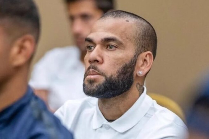 Daniel Alves é condenado a quatro anos e meio de prisão por agressão sexual na Espanha