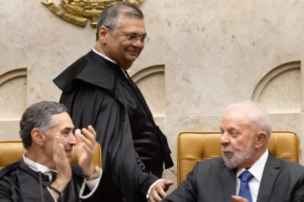 Indicado por Lula, Dino toma posse e STF volta a ter 11 ministros