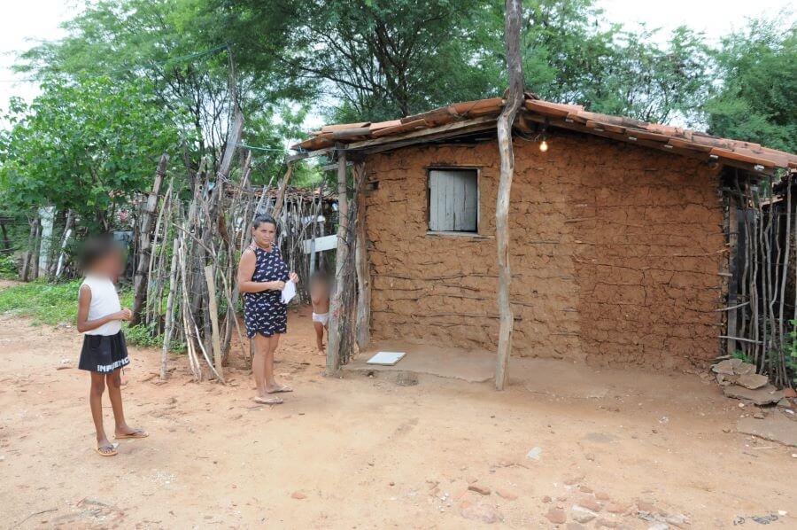 Mulher que vive em situação precária em comunidade de Patos descobre que imóvel de programa de habitação popular está registrado em seu nome