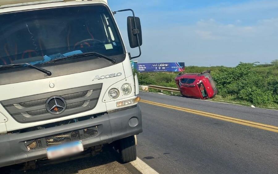 Motorista fica ferido após perder controle de veículo, colidir com caminhão e capotar na BR-230, em Patos