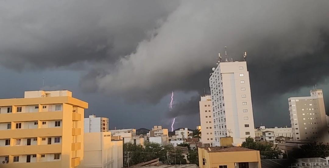 Inmet emite alerta de perigo de chuvas intensas para mais de 100 municípios paraibanos