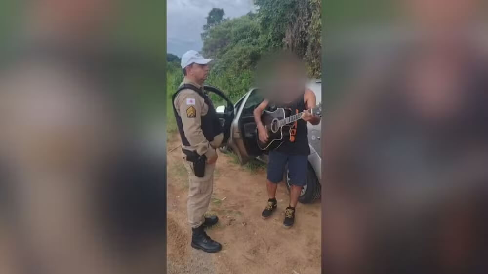 'Seu guarda, eu não sou vagabundo': Motorista embriagado canta para policial antes de ser preso em MG; veja vídeo