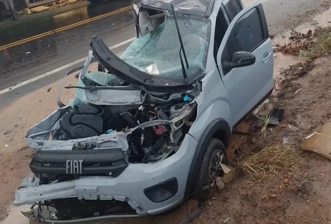 Veículo fica praticamente destruído e homem gravemente ferido em acidente na última sexta (23) no Sertão