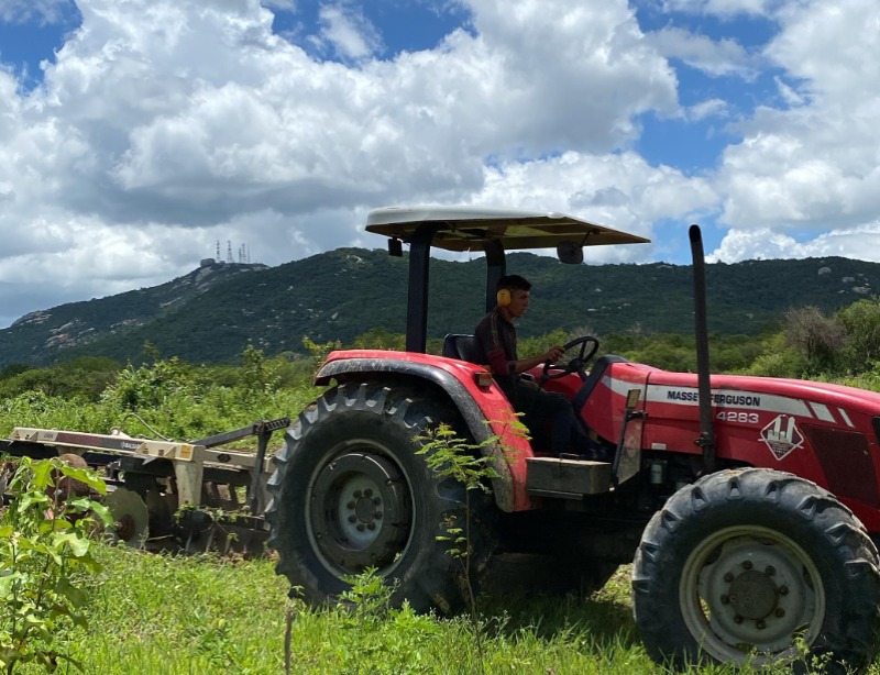 Prefeitura de Matureia-PB realiza aração de terras seguindo sequência de regiões; Confira!