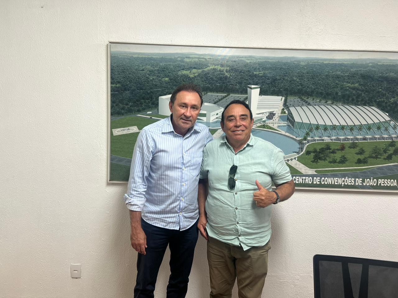 Prefeito Arimateia Camboim discute demandas de Santa Teresinha com secretário de Estado da Infraestrutura, Deusdete Queiroga