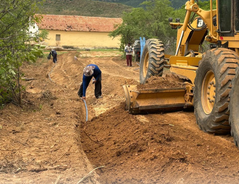 Através das Secretarias de Agricultura e Obras, Prefeitura de Passagem-PB leva água potável a comunidade do Sítio Juá