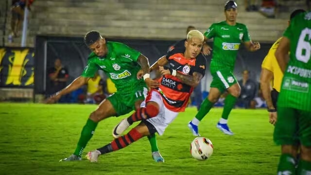 Campinense vence o Nacional de Patos com gol contra no fim e alivia pressão no Paraibano
