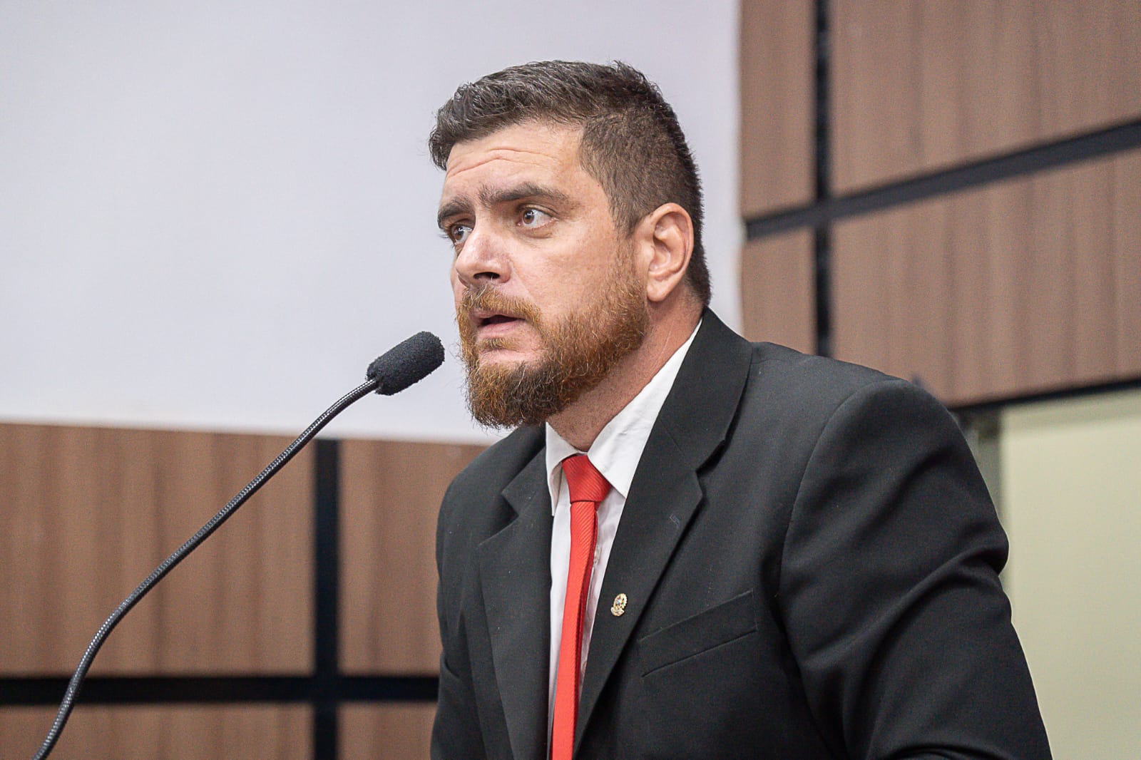 Vereador Jamerson Ferreira cobra melhorias na infraestrutura do bairro Santa Clara, em Patos