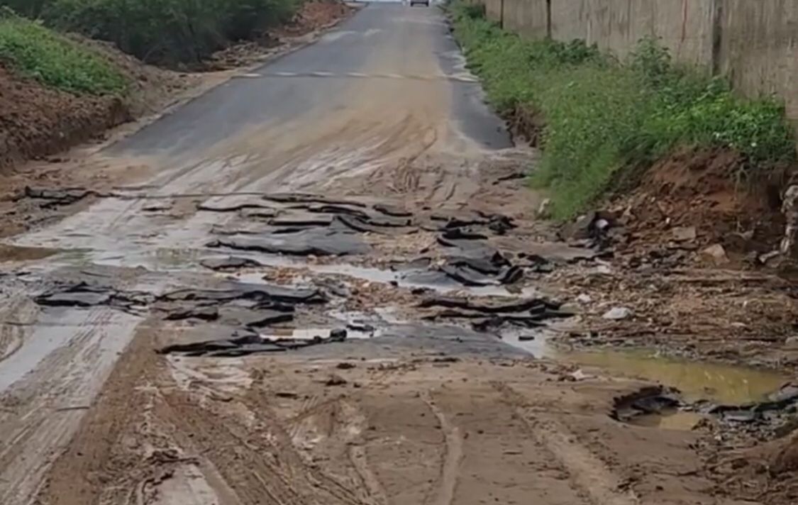 Morador do bairro Salgadinho, em Patos, reclama de buracos em asfalto feito recentemente, após chuvas; Prefeitura diz que trecho será consertado