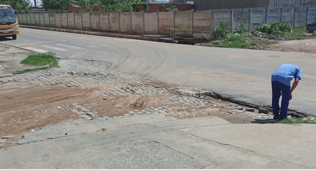 Moradores de rua em Patos pedem reparos em via danificada; gestão diz que realizará vistoria técnica no local na segunda-feira (04)