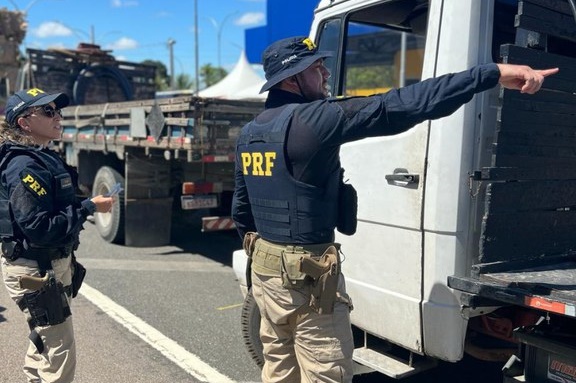 5 pessoas são detidas, uma delas em São Mamede, e 4 veículos são recuperados pela PRF na Paraíba