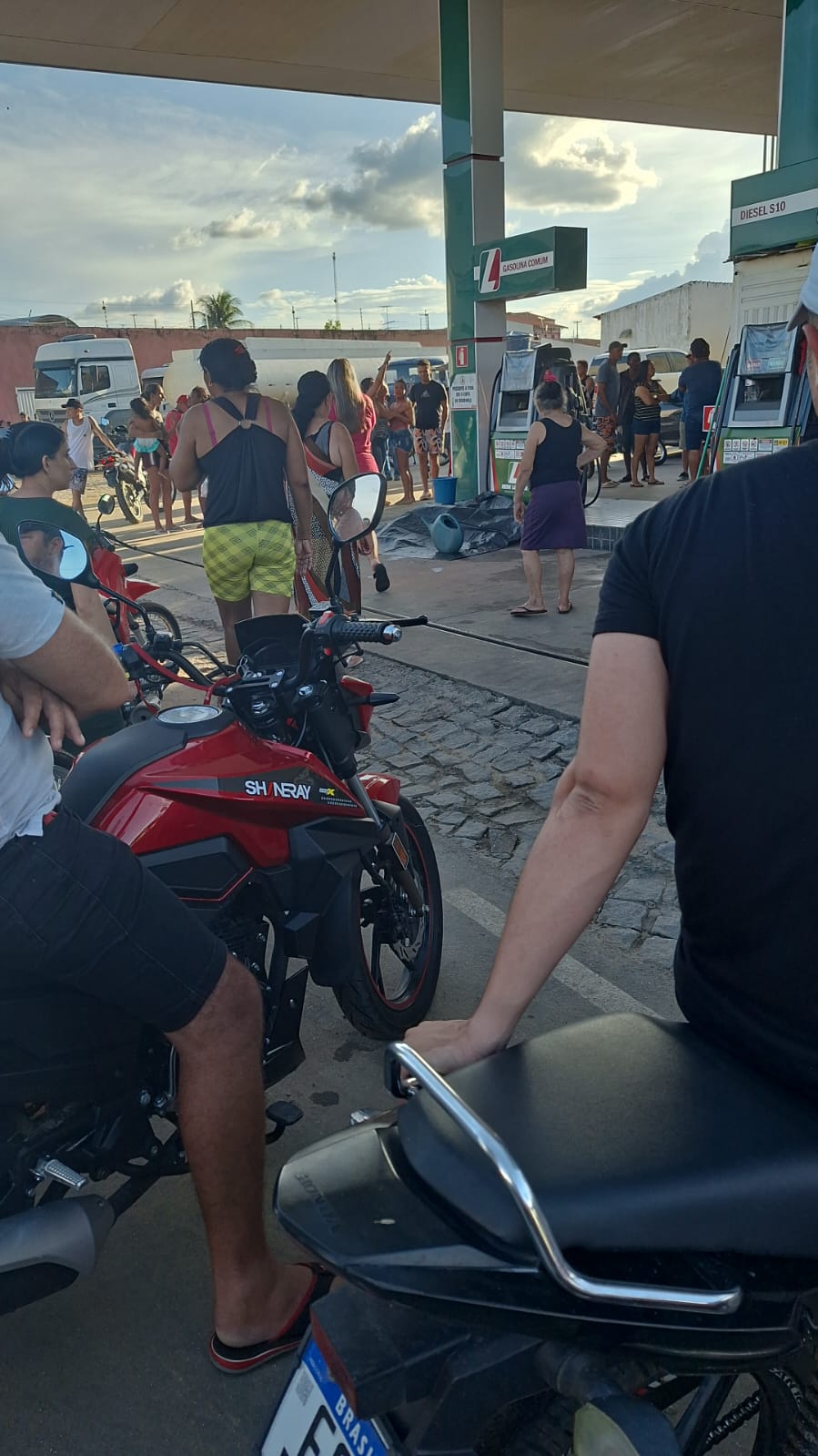 Feminicídio: frentista é morta a tiros pelo ex-namorado enquanto trabalhava, em Bonito de Santa Fé; veja vídeo