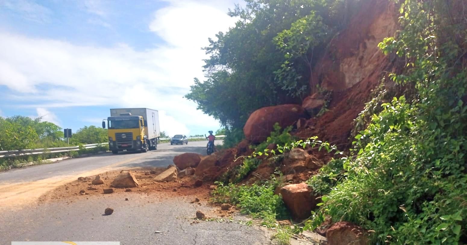 Forte chuva provoca desmoronamento de terra e pedras em trecho da PB-262 na Serra do Teixeira; DER realiza trabalho de retirada