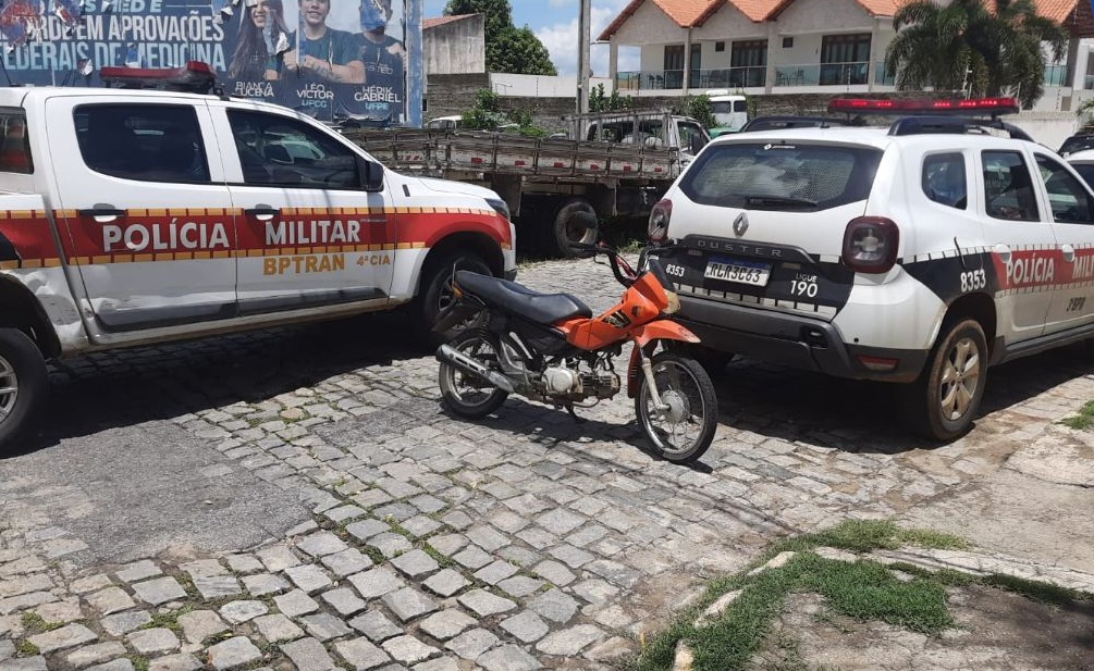 Polícia Militar realiza apreensão de motocicleta durante blitz em Patos