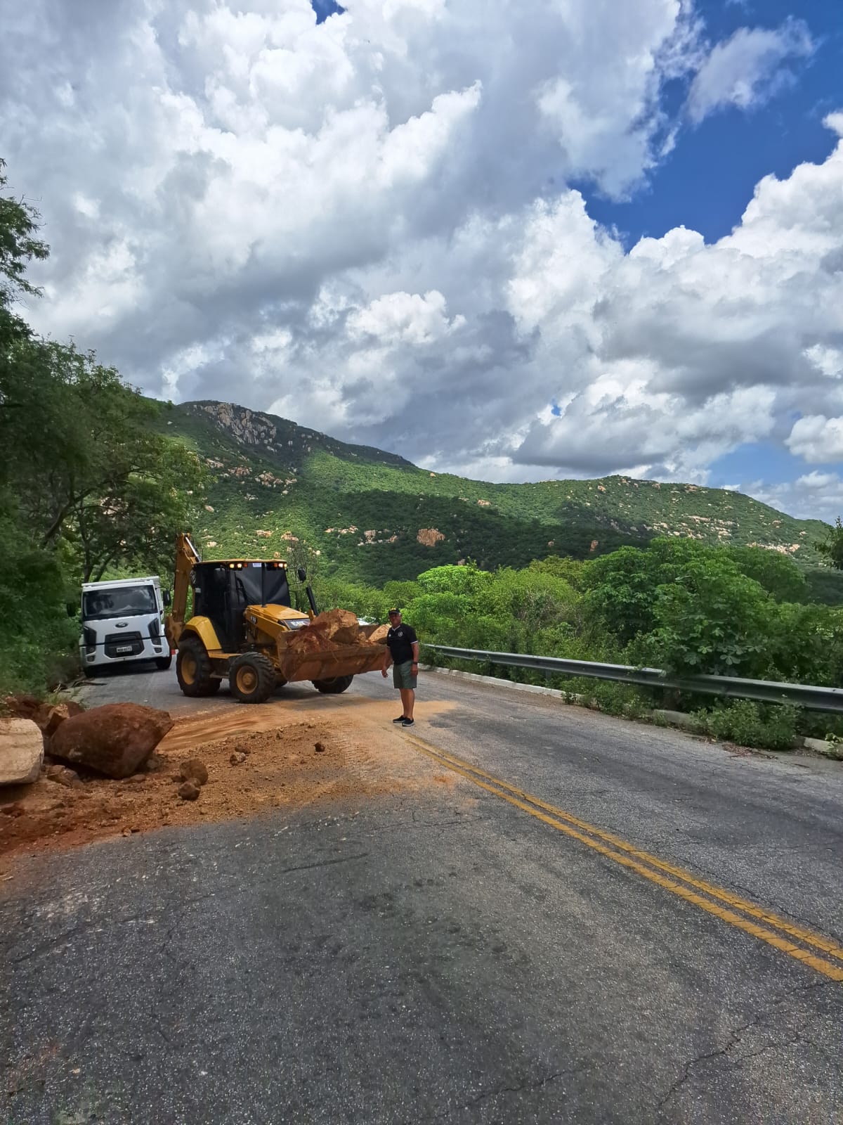 Diretor do DER fala sobre trabalho de retirada de pedras na Serra do Teixeira; ouça