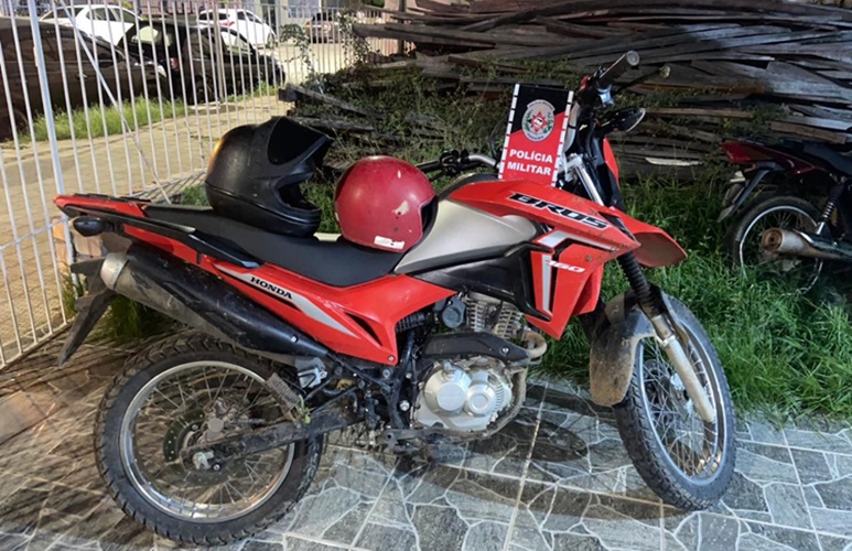 Mulher é alvejada em tentativa de homicídio na cidade de Pombal, suspeitos trocam tiros com a PM e motocicleta é apreendida